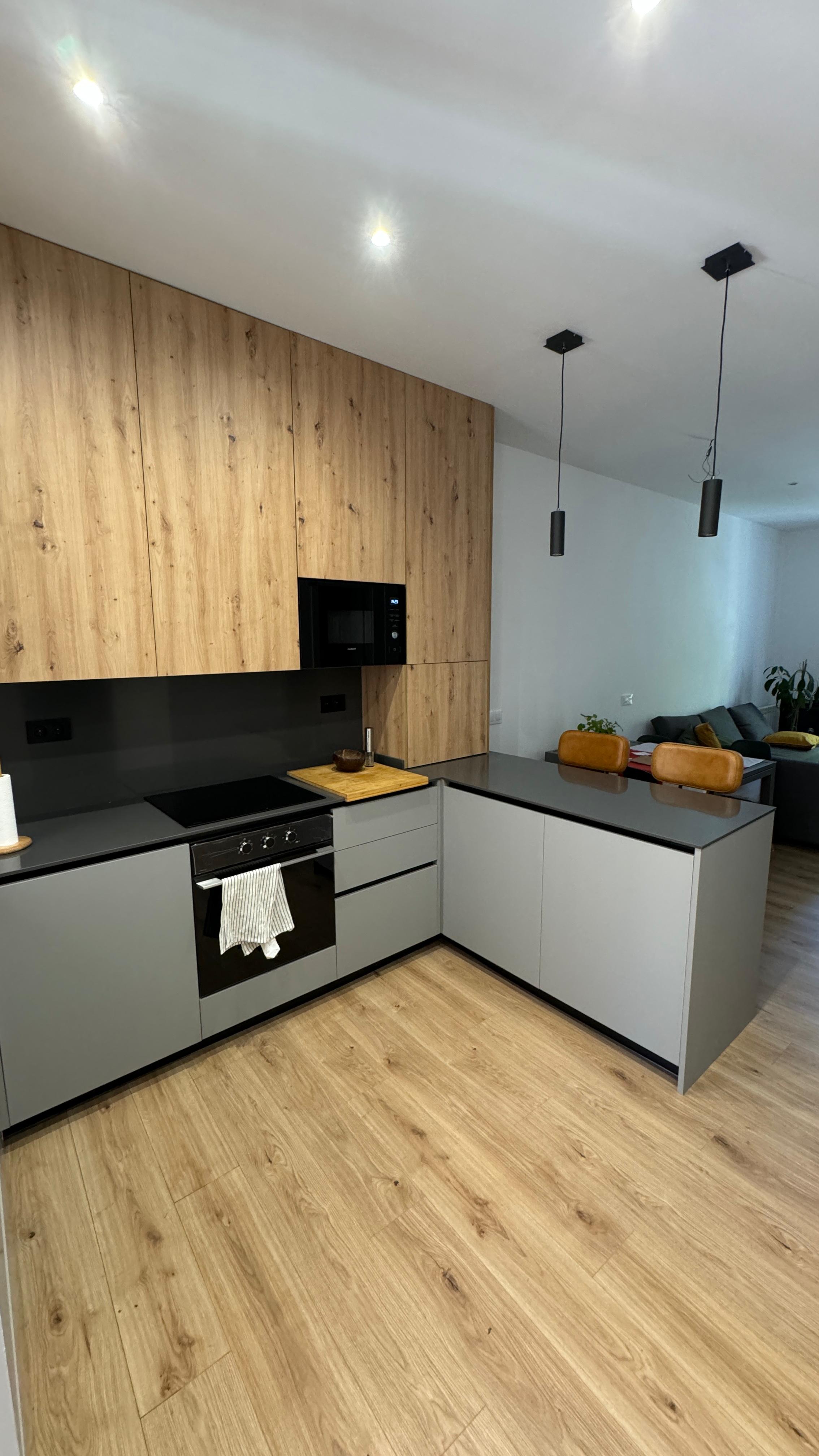 Cocina Combinada Madera y Gris - Imagen 1