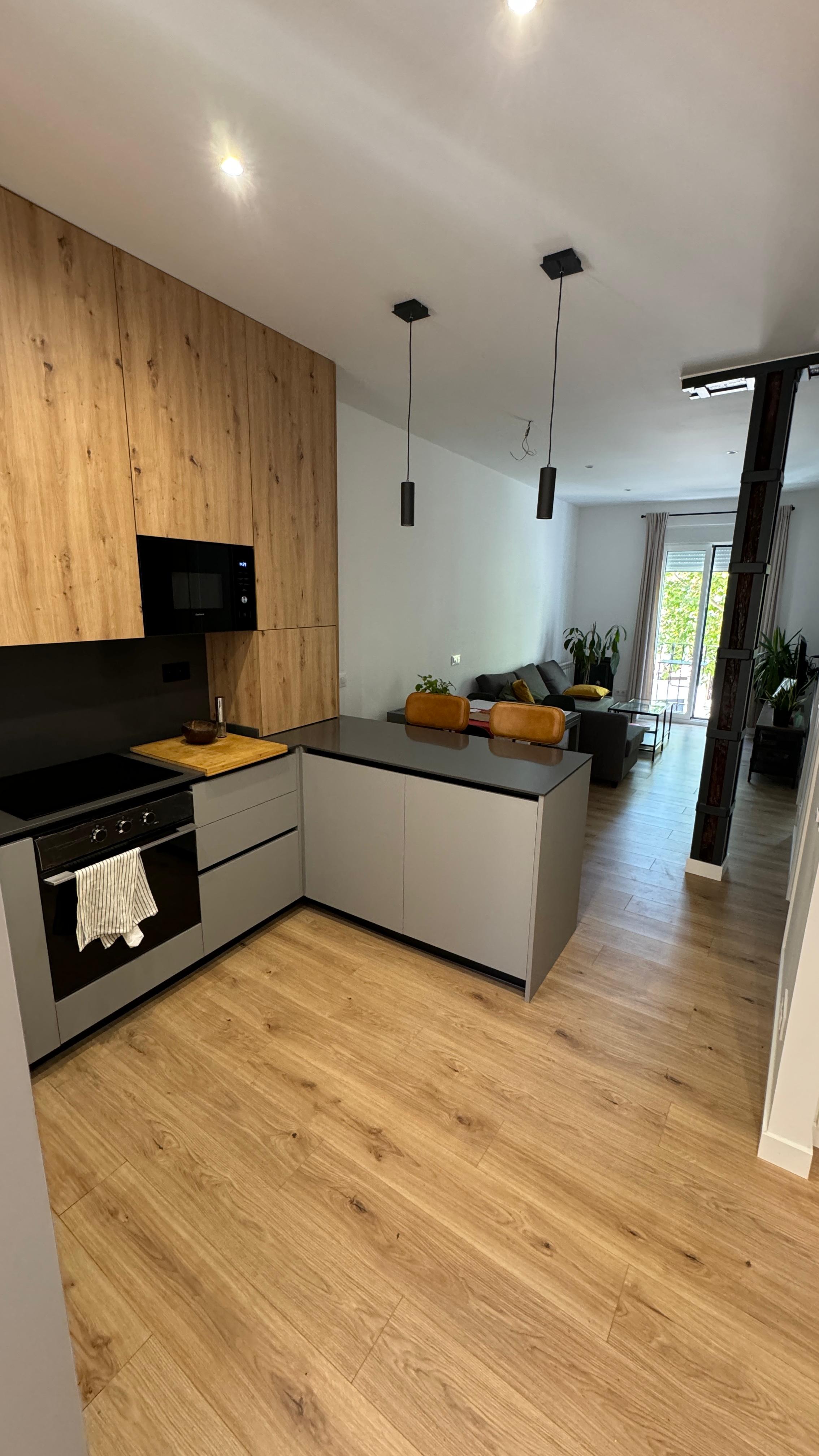 Cocina Combinada Madera y Gris - Imagen 2